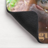 Borneo-Orang-Utan Baby-illegaler Haustier-Handel Mousepad (Ecke)