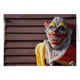 Böse beängstigende Clownskarte glücklich zwischen 