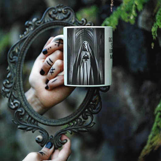Böse Nonne in einer dunklen Kathedrale Kaffeetasse