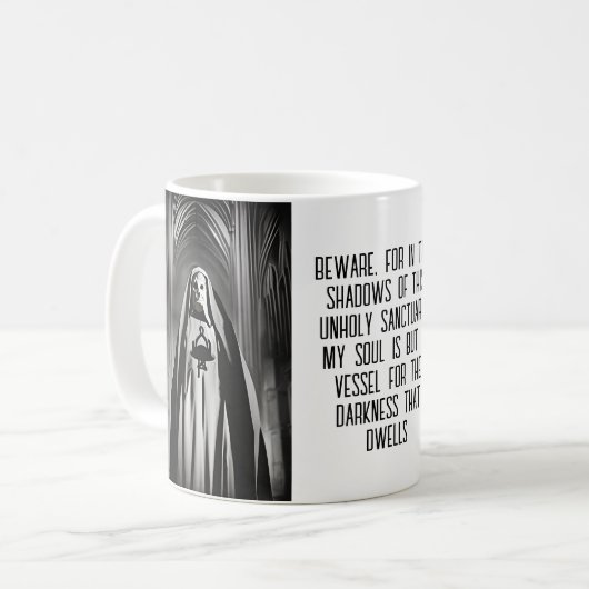 Böse Nonne in einer dunklen Kathedrale Kaffeetasse (Vorderseite Links)
