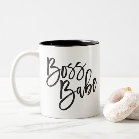BOSS BABE motivierend schwarzes Skript-Zitat Zweifarbige Tasse (Mit Donut)