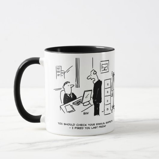 Boss feuert einen Büroangestellten per E-Mail Tasse (Links)