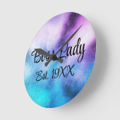 Boss Lady Est. Runde Wanduhr (Winkel)