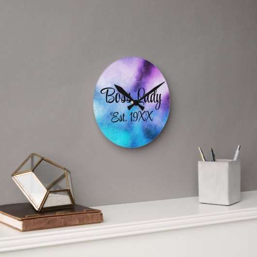 Boss Lady Est. Runde Wanduhr (Büro)