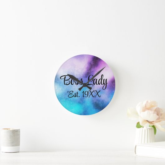 Boss Lady Est. Runde Wanduhr (Zuhause)