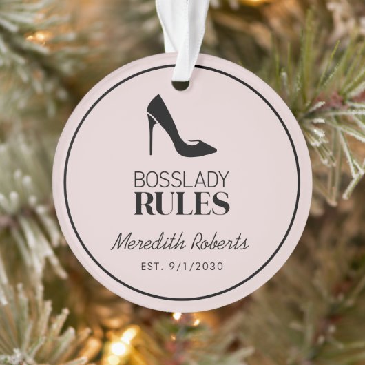 Boss Lady Stiletto Logo Blush Personalisiert Ornament (Baum)