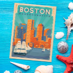Boston Skyline & Sailboote | Massachusetts Postkarte<br><div class="desc">Anderson Design Group ist eine preisgekrönte Illustrations- und Designfirma in Nashville,  Tennessee. Der Gründer Joel Anderson leitet ein Team talentierter Künstler,  um originale Posterkunst zu kreieren,  die wie Vintage Werbedrucke von den 1920er bis 1960er Jahren aussieht.</div>