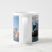 Boston-Skyline von der Ufergegend Jumbo-Tasse (Rückseite)