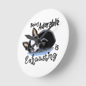 Boston Terrier Being Adorable Runde Wanduhr (Winkel)