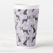 Boston Terrier Bones and Paws Latte Tasse (Vorderseite)