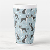Boston Terrier Bones and Paws Milchtasse (Vorderseite)