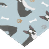 Boston Terrier Bones and Paws Tischdecke (Schrägansicht)