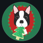 Boston Terrier Christmas Runder Aufkleber<br><div class="desc">Boston Terrier mit Weihnachtsbaum-Keks Weihnachtskleber! Diese Aufkleber sind anpassbar! Personalisieren Sie Ihren Text und ändern Sie die Hintergrundfarbe!</div>