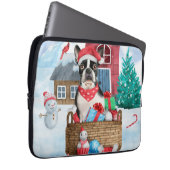 Boston Terrier Dog im Schnee Weihnachtshundehaus Laptopschutzhülle (Vorne Rechts)