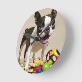 Boston Terrier Dog Playing with Toys Runde Wanduhr (Winkel)