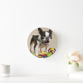 Boston Terrier Dog Playing with Toys Runde Wanduhr (Zuhause)