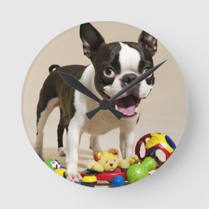 Boston Terrier Dog Playing with Toys Runde Wanduhr