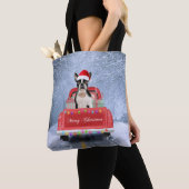 Boston Terrier Dog Snow sitzt im Truck Tasche (Von Nahem)