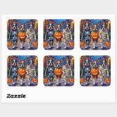 Boston Terrier Dogs Trick-or-Treating zu Halloween Quadratischer Aufkleber (Blatt)