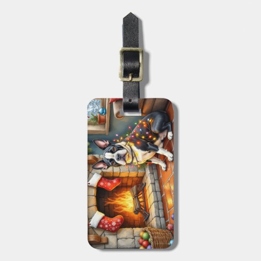 Boston Terrier Fireplace with Christmas Lights Gepäckanhänger (Vorderseite vertikal)