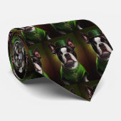 Boston Terrier Hund in St. Patrick's Day Dress Krawatte (Gerollt)