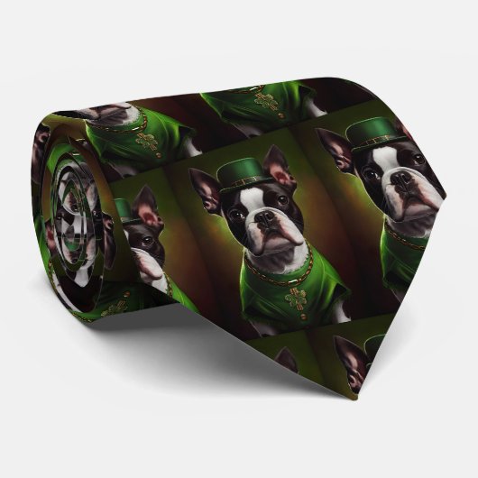 Boston Terrier Hund in St. Patrick's Day Dress Krawatte (Gerollt)