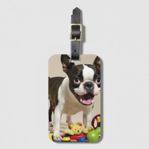 Boston Terrier Hund spielt mit Spielzeugen Gepäckanhänger