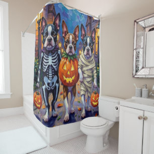 Boston Terrier Hunde beim Trick-or-Treaten an Hall Duschvorhang