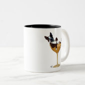 Boston Terrier im Cocktail-Glas 2 Zweifarbige Tasse (VorderseiteRechts)