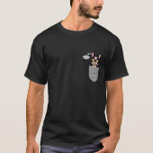 Boston Terrier in Brusttasche, lustig T-Shirt (Vorderseite)