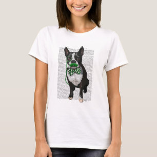 Boston Terrier mit dem grünen Schnurrbart und T-Shirt