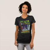Boston Terrier mustert Eichhörnchen in der T-Shirt (Vorne ganz)
