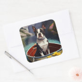 Boston Terrier on a Paddle: A Scenic Adventure Quadratischer Aufkleber (Umschlag)