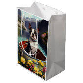 Boston Terrier on a Paddle: Ein Landschaftliches A Mittlere Geschenktüte (Rückseite Schrägansicht)