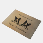 Boston Terrier Runs auf Liebe Fußmatte (Schrägansicht)