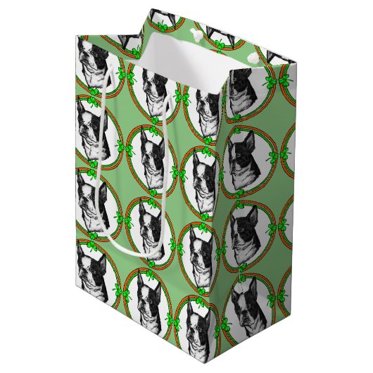 Boston Terrier St. Patricks Day Mittlere Geschenktüte (Vorderseite Schrägansicht)