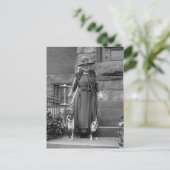 Boston Terriers & Mode der 20er Jahre Postkarte (Stehend Vorderseite)