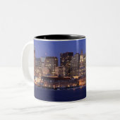 Bostonhafen und -Skyline.  Boston ist eins der 9 Zweifarbige Tasse (Vorderseite Links)