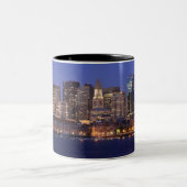 Bostonhafen und -Skyline.  Boston ist eins der 9 Zweifarbige Tasse (Mittel)