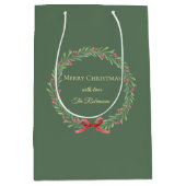 Botanical Christmas Wreath Modern Script Mittlere Geschenktüte (Vorderseite)