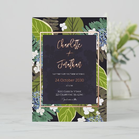 Botanical Leaf and Hydrangea Petals Save The Date Folieneinladung (Stehend vorne)