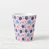 Botanical Pink And Blue Flowers Nature Print Milchtasse (Vorderseite)