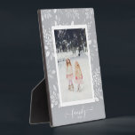 Botanicales Foto Easel Zurück Frameless-Bild Fotoplatte<br><div class="desc">Die Tabletop-Plakette mit integriertem Aasel besticht durch Ihr Lieblings-Foto, umgeben von weißem Blattwerk, Punkten und Beeren auf einem silbergrauen Hintergrund. Ändern Sie die Hintergrundfarbe, um Ihrem Foto zu entsprechen. ÄNDERN Sie den FAMILY-Text auf irgendetwas - TIPP: Legen Sie Ihren Text zwischen den beiden Quadraten, um den Text-Swashes beizubehalten. Gut als...</div>