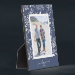 Botanicals auf Blue Easel Back Frameless Foto Fotoplatte<br><div class="desc">Die Tabletop-Plakette mit integriertem Aasel besticht durch Ihr Lieblings-Foto, umgeben von einem schönen Rahmen aus weißem Blattwerk, Punkten und Beeren auf einem denim-blauen Hintergrund. Ändern Sie die Hintergrundfarbe, um Ihrem Foto zu entsprechen. Ändern Sie den Text der LIEBE auf irgendetwas - TIPP: Legen Sie den Text zwischen den beiden Quadraten,...</div>