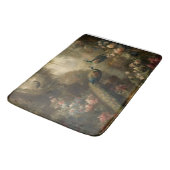 Botanisch: drei Pfauen im englischen Garten Badematte (Schrägansicht)