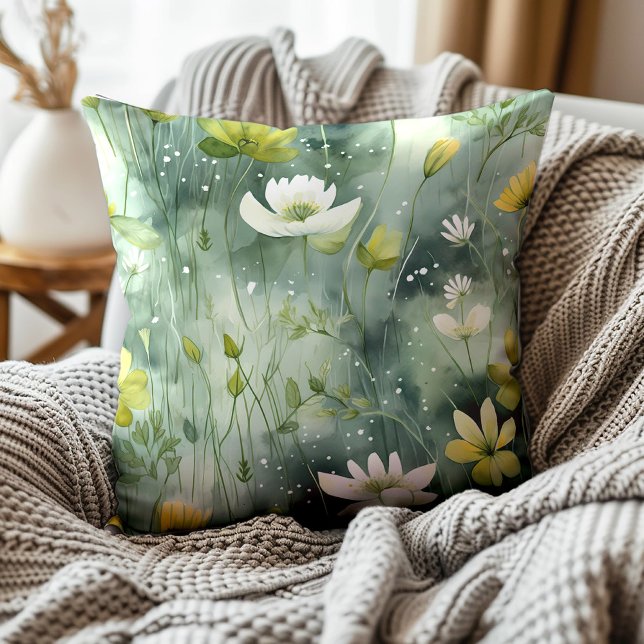 Botanisch-elegant-grün-gelb-floral Kissen (Yellow and white flowers on emerald and muted green decorator pillow)