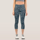 Botanisch graue graublaue Blätter auf dunkelblau Capri Leggings (Vorderseite)