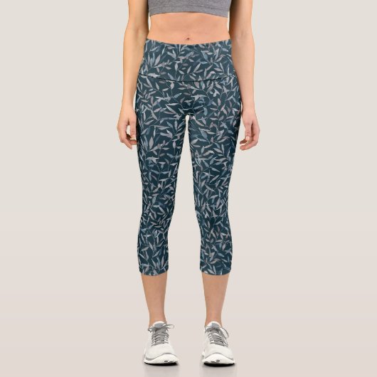 Botanisch graue graublaue Blätter auf dunkelblau Capri Leggings (Vorderseite)