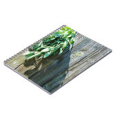 Botanisch grüne Kräuter, die vom Korn des Holzes b Notizblock (Linke Seite)