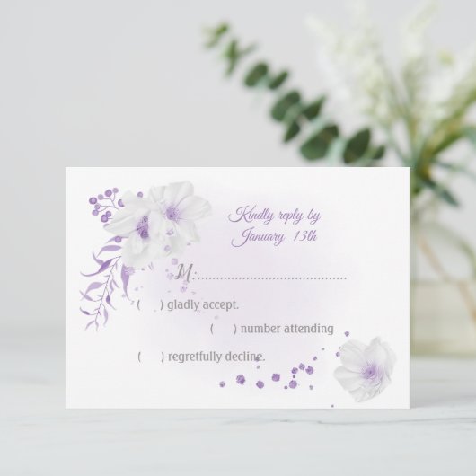 botanisch-weiß-violette Blumen RSVP Karte (Stehend Vorderseite)